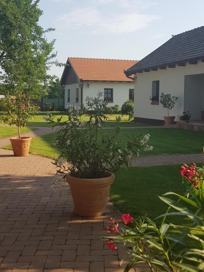 Toth Vendeghaz Es Apartmanhaz Ujfeherto Exterior foto