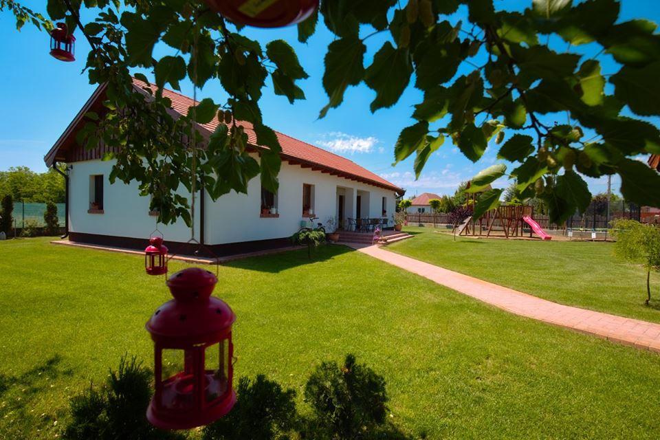 Toth Vendeghaz Es Apartmanhaz Ujfeherto Exterior foto