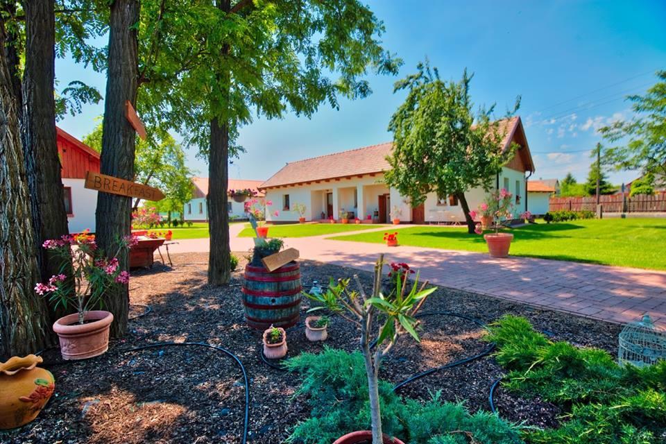 Toth Vendeghaz Es Apartmanhaz Ujfeherto Exterior foto