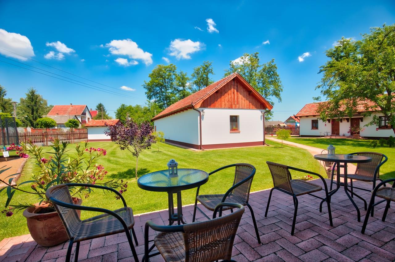 Toth Vendeghaz Es Apartmanhaz Ujfeherto Exterior foto