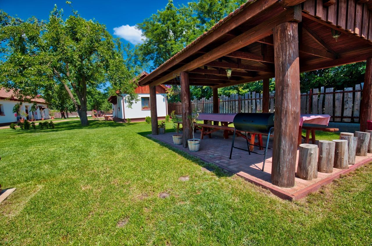 Toth Vendeghaz Es Apartmanhaz Ujfeherto Exterior foto