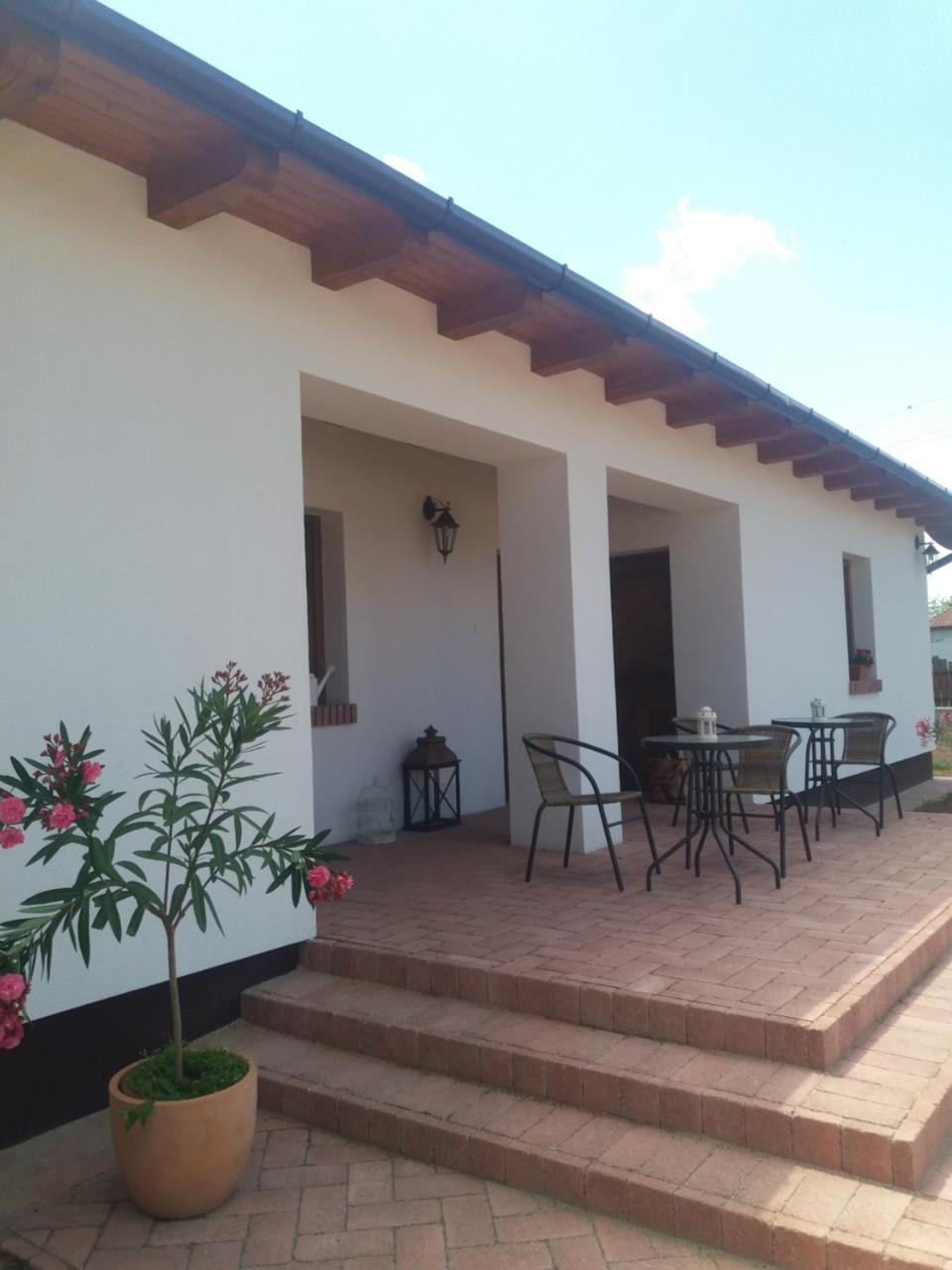 Toth Vendeghaz Es Apartmanhaz Ujfeherto Exterior foto